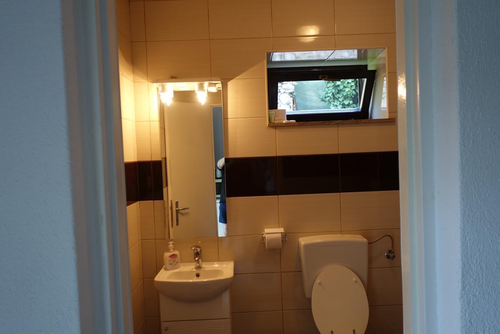 Rooms Modrusan スルニュ 部屋 写真