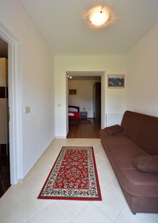Rooms Modrusan スルニュ 部屋 写真